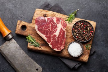 Pirzola taze çiğ biftek ve üzerinde baharat var. Üst görünüm düzlüğü