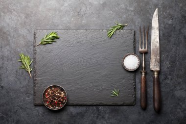 Baharat, bitki, kap kacak ve menü, tarif ya da yemek için kopyalama alanı olan taş bir tahta. Üst görünüm düzlüğü