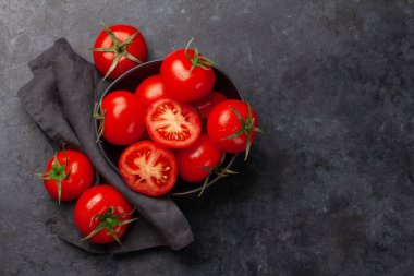 Taş masadaki taze domatesler. Kopyalama alanı olan üst görünüm. Düz yatıyordu