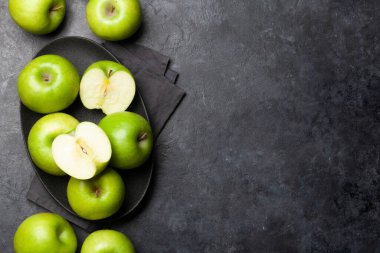 Koyu yeşil elma meyveleri. Kopyalama alanı olan üst görünüm. Düz yatıyordu