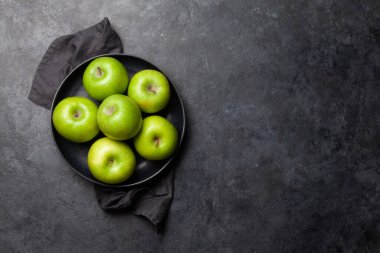 Koyu yeşil elma meyveleri. Kopyalama alanı olan üst görünüm. Düz yatıyordu