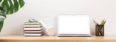 Bilgisayar, malzeme ve kulaklıklı stüdyo çalışma alanı. Ev kavramından çalış. Metnin için boş ekran ile