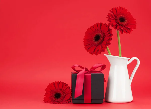 情人节贺卡 上面有德国花和礼品盒 背景是红色的 上面有你的问候语空间 — 图库照片