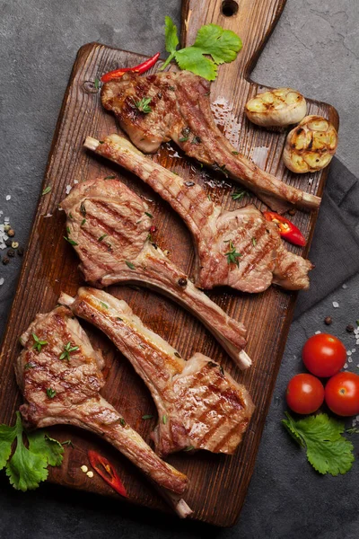 Grilled Lamb Ribs Cutting Board Hot Rack Lamb Spices Condiments — 스톡 사진