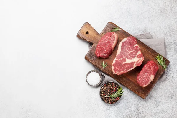 Variété Steaks Bœuf Cru Frais Avec Des Épices Sur Fond — Photo