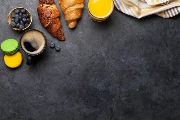 コーヒー オレンジジュース クロワッサンと朝食 石のテーブルの上からの眺め コピースペース付きフラットレイアウト — ストック写真