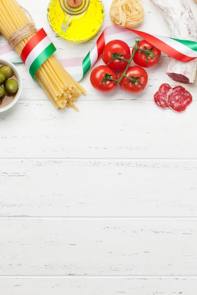 Italiaanse Keuken Ingrediënten Pasta Kaas Salami Olijven Tomaten Bovenaanzicht Plat — Stockfoto