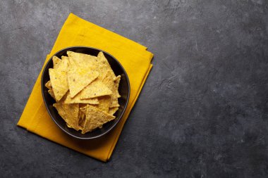 Meksika cipsi cipsi. Üst görünüm düz taş masa üzerinde kopya alanı ile yatıyordu