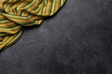 Yemek tarifiniz veya menünüz için masa örtüsü ve yeri olan mutfak masası. Üst görünüm düzlüğü