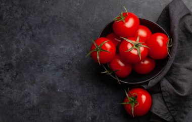 Taş masadaki taze domatesler. Kopyalama alanı olan üst görünüm. Düz yatıyordu