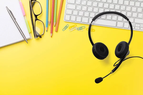 Escritório Amarelo Ambiente Trabalho Com Suprimentos Fone Ouvido Computador Chamada — Fotografia de Stock