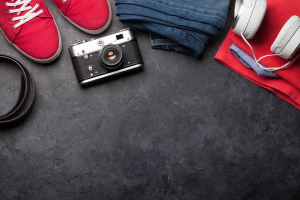 Kleding Accessoires Sneakers Jeans Camera Stedelijke Outfit Voor Alledaagse Reis — Stockfoto