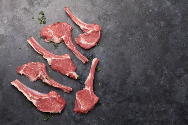 Lamsribben Aan Het Koken Rauw Lamsvlees Met Specerijen Specerijen Bovenaanzicht — Stockfoto