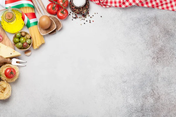 Zutaten Der Italienischen Küche Nudeln Käse Salami Oliven Und Tomaten — Stockfoto