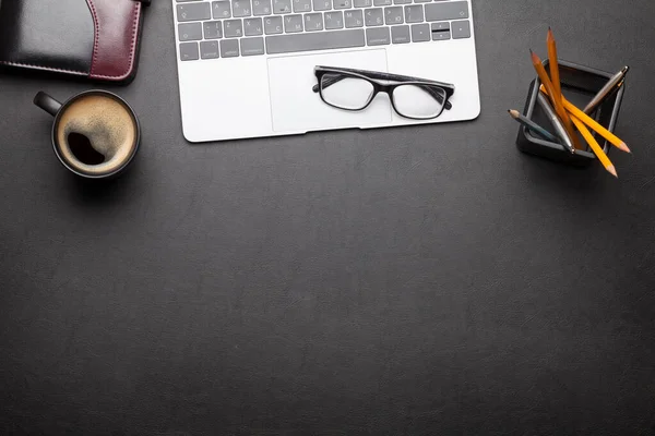 Kontorsbord Med Laptop Förnödenheter Och Kaffe Mörkt Arbetsbord Med Kopieringsutrymme — Stockfoto