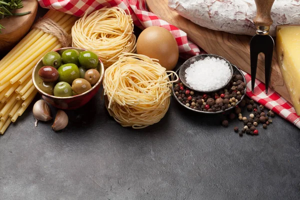 Італійська Кухня Інгредієнти Їжі Паста Сир Оливки Спеції Кам Яному — стокове фото