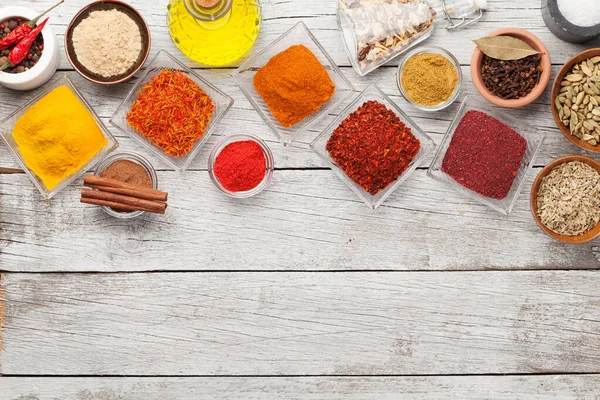 Diverse Specerijen Kommen Witte Houten Tafel Indiase Keuken Bovenaanzicht Plat — Stockfoto