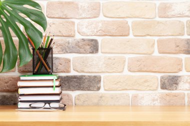 Ofis malzemeleriyle ev stüdyosunun çalışma alanını süsleyin. Ev kavramından çalış. Metnin için kopyalama alanı ile