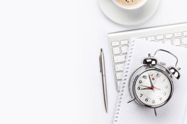 Ofis masasında bilgisayar, malzeme, kahve ve çalar saat var. Sabah ya da teslim tarihi konsepti. Metnin için en üstte boşluk var. Düz yatıyordu