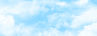 Geniş arkaplanı olan soyut güneşli gökyüzü