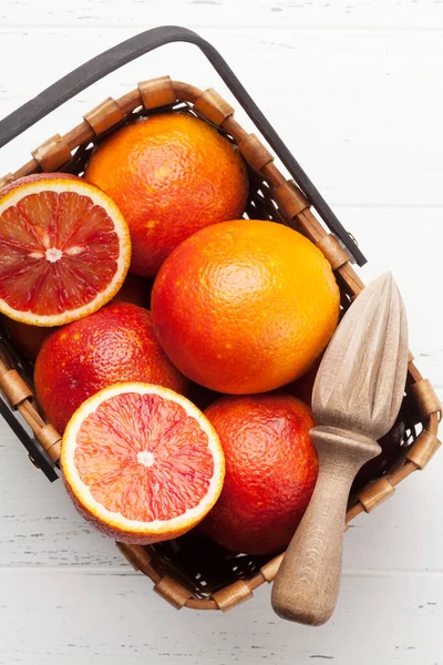 Siciliaans Bloed Sappige Sinaasappels Mand Sapcentrifuge Bovenaanzicht — Stockfoto