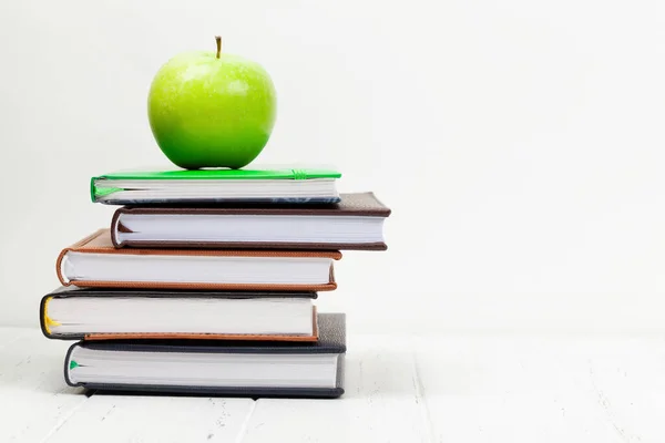 Kantoortafel Met Benodigdheden Appel Met Kopieerruimte Voor Tekst — Stockfoto