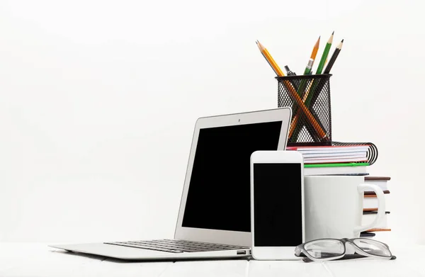Arbeitstisch Mit Laptop Smartphone Zubehör Und Kaffeetasse Vor Weißem Hintergrund — Stockfoto