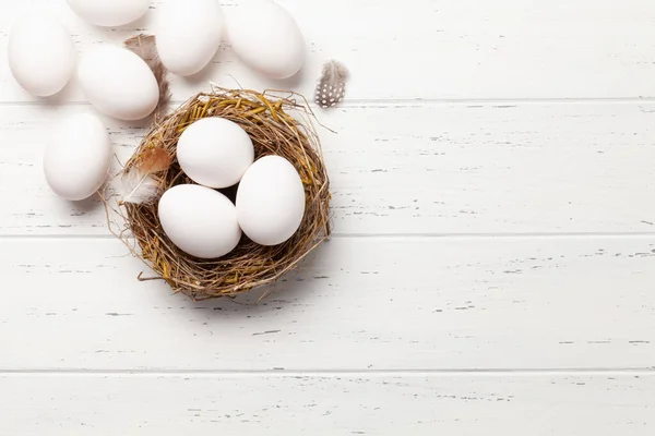 Huevos Pollo Blancos Nido Mesa Madera Vista Superior Con Espacio —  Fotos de Stock