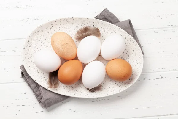 Weiße Und Braune Eier Teller Auf Holzgrund Ansicht Von Oben — Stockfoto