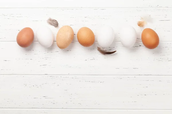 Witte Bruine Eieren Houten Ondergrond Bovenaanzicht Met Kopieerruimte Vlakke Plaat — Stockfoto