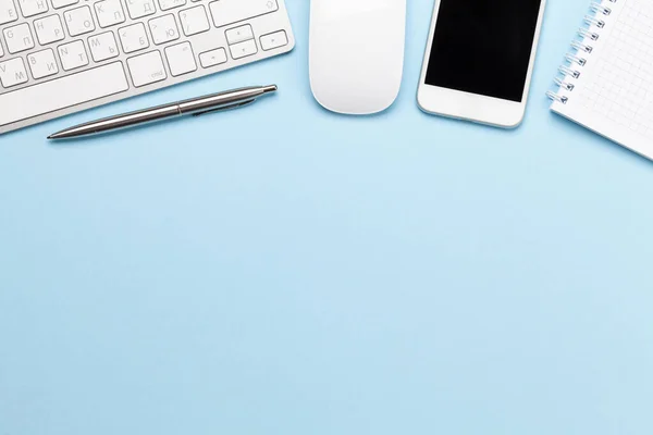 Blauer Arbeitstisch Mit Computer Zubehör Und Smartphone Draufsicht Mit Platz — Stockfoto