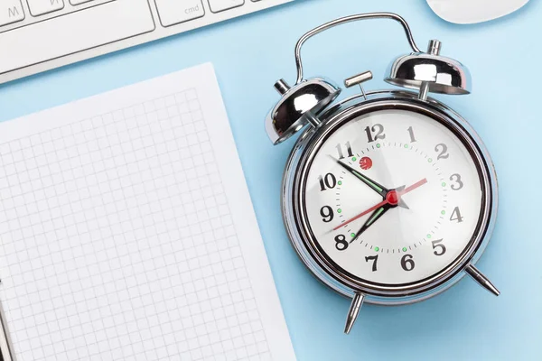 Mesa Escritorio Azul Con Ordenador Suministros Despertador Concepto Mañana Fecha — Foto de Stock