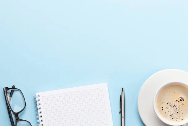 Mavi Çalışma Masası Malzeme Kahve Fincanı Metnin Için Üstte Boşluk — Stok fotoğraf
