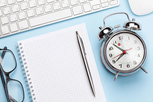 Mesa Escritorio Azul Con Ordenador Suministros Despertador Concepto Mañana Fecha —  Fotos de Stock