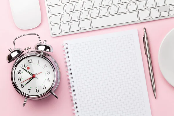 Mesa Escritorio Rosa Con Computadora Suministros Taza Café Reloj Despertador —  Fotos de Stock