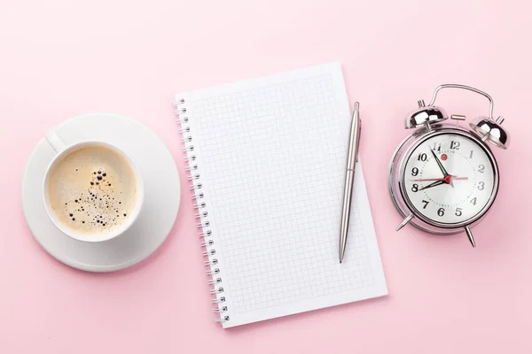 Mesa Escritorio Rosa Con Suministros Taza Café Despertador Concepto Mañana —  Fotos de Stock