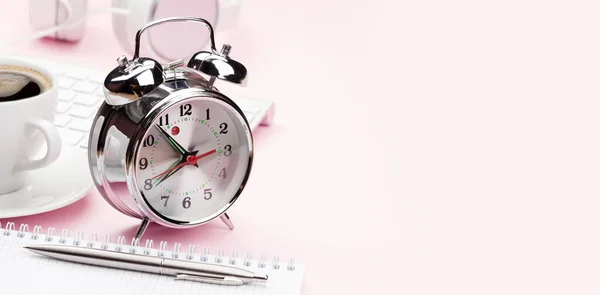 Roze Bureau Tafel Met Computer Benodigdheden Koffiebeker Wekker Ochtend Deadline — Stockfoto