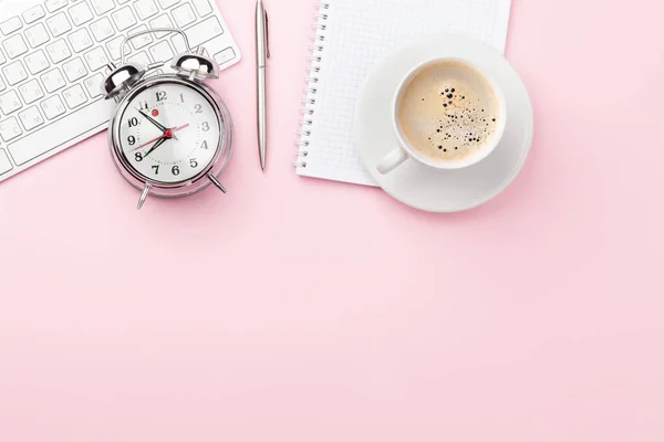 Pinkfarbener Arbeitstisch Mit Computer Zubehör Kaffeetasse Und Wecker Morgens Oder — Stockfoto