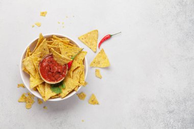 Meksika cipsi ve salsa sosu. Üst görünüm düz taş masa üzerinde kopya alanı ile yatıyordu