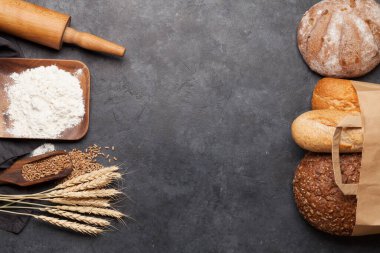Buğdaylı, unlu ve taş masada pişirme aletli çeşitli ekmekler. Üst görünüm düzlüğü kopyalama alanı ile yatıyordu