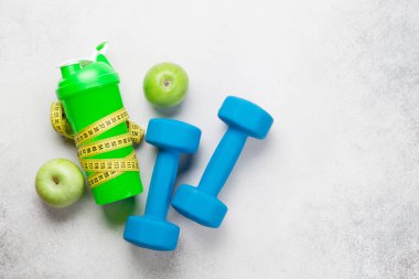 Taş zeminde spor aletleri. Çalışma planı için fotokopi alanı olan üst görünüm düzlüğü