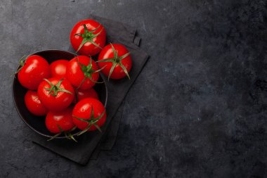 Taş masadaki taze domatesler. Kopyalama alanı olan üst görünüm. Düz yatıyordu