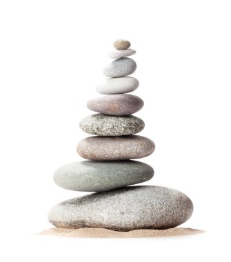 Deniz taşları piramidi. Beyaz arka planda izole edilmiş. Yaşam dengesi ve uyum kavramı
