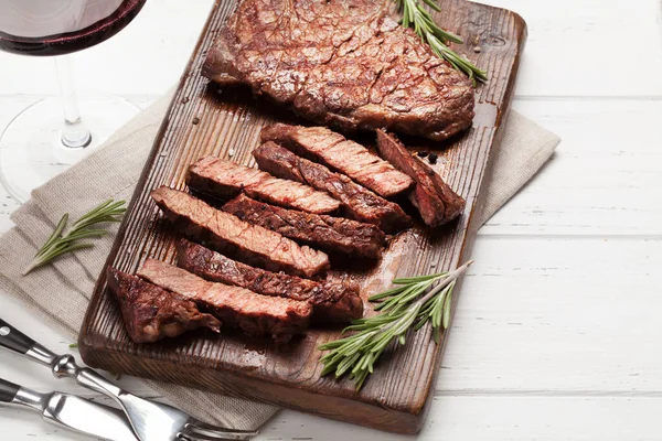 Bife Grelhado Tábua Madeira Vinho Tinto Com Espaço Cópia — Fotografia de Stock