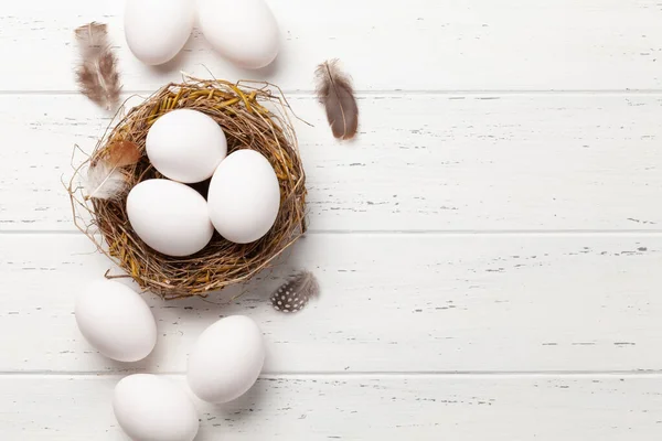 Белые Куриные Яйца Гнезде Деревянном Фоне Вид Сверху Пространством Копирования — стоковое фото