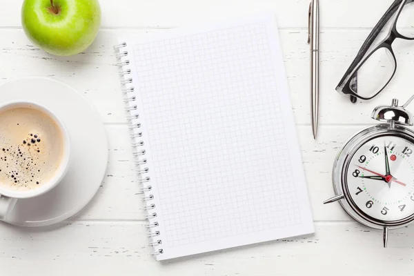 Büroarbeitstisch Mit Vorräten Kaffee Und Wecker Morgens Oder Abends Draufsicht — Stockfoto