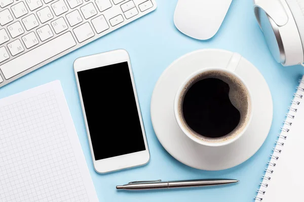 Blå Arbetsplatsbord Med Dator Smartphone Förnödenheter Och Kaffe Ovanifrån Med — Stockfoto