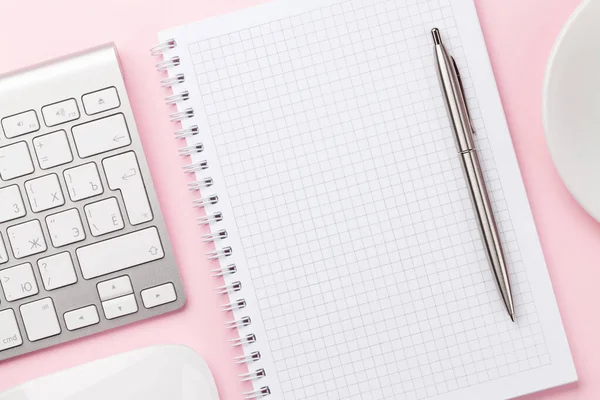 Pinkfarbener Arbeitstisch Mit Computer Zubehör Und Kaffee Draufsicht Mit Platz — Stockfoto