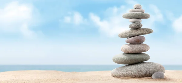 Pyramide Aus Meeressteinen Einem Sonnigen Sandstrand Life Balance Und Harmoniekonzept — Stockfoto