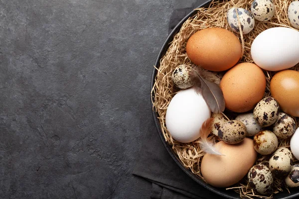 Huevos Blancos Marrones Codorniz Sobre Fondo Piedra Vista Superior Con — Foto de Stock